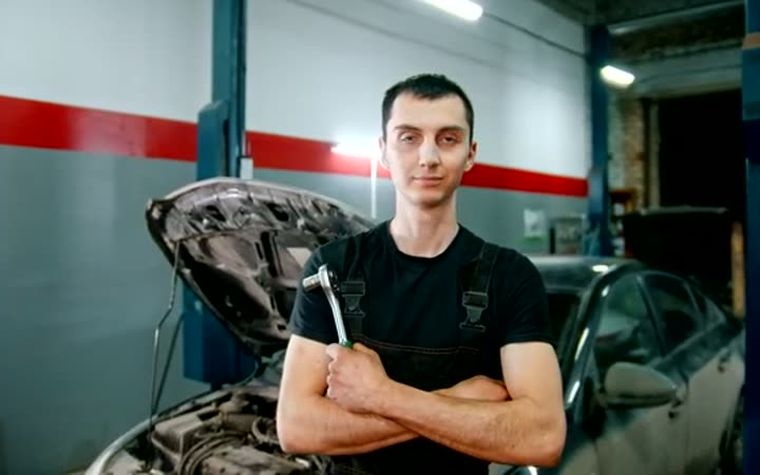 Автосервис: мастер у машины